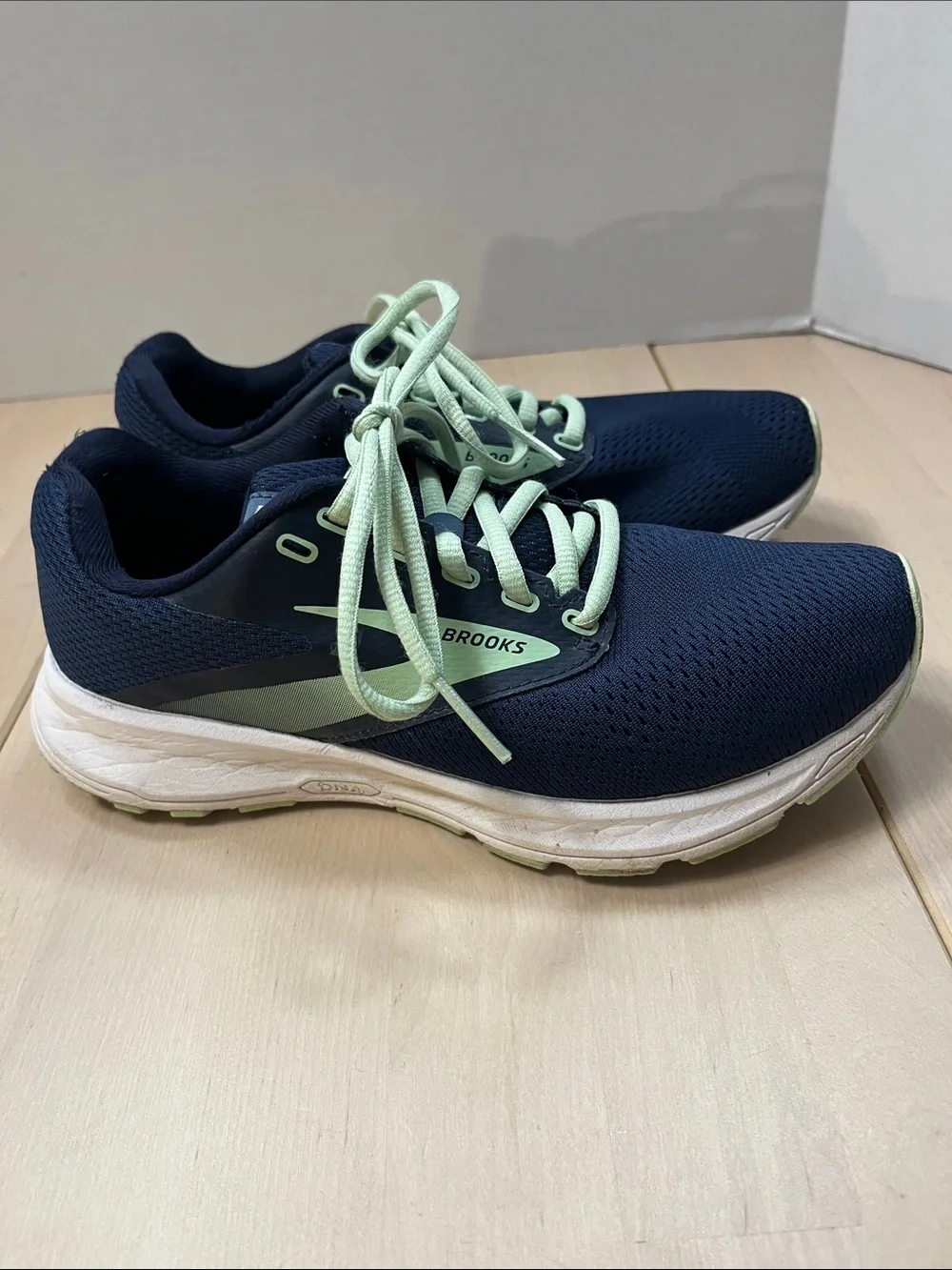 Brooks Navy Blue & Mint Green Sneakers Women’s 6.5 Medium